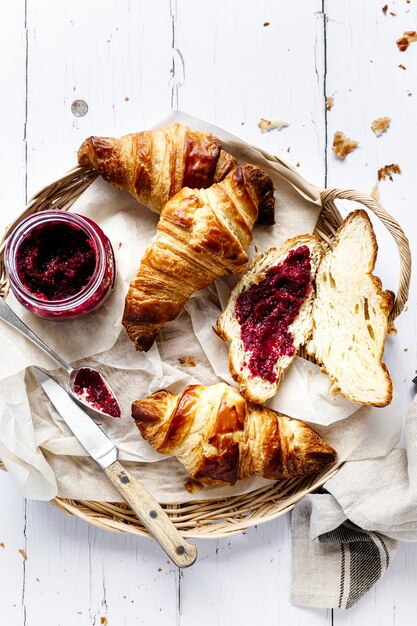 Frühstücksset flach mit Croissant- und Himbeermarmelade-Food-Fotografie
