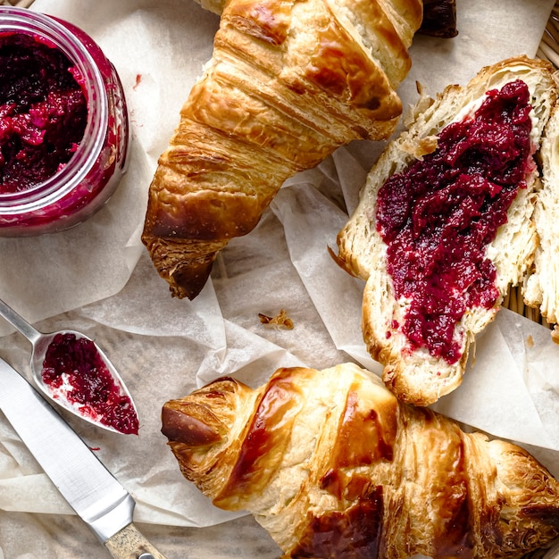 Frühstücksset flach mit Croissant- und Himbeermarmelade-Food-Fotografie