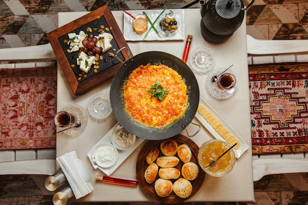 Frühstücksset mit tomatenomelett