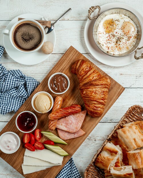 Frühstücksset mit verschiedenen Speisen