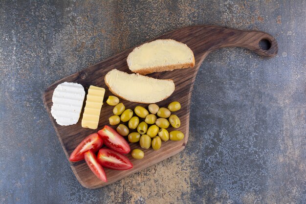 Frühstücksspeisen auf einer rustikalen Holzplatte