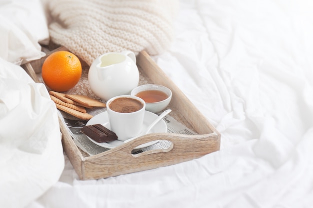 Frühstückstablett mit einem Kaffee und einer Orange