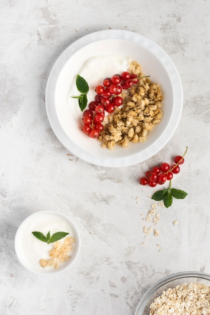 Frühstücksteller mit Preiselbeeren und Nüssen