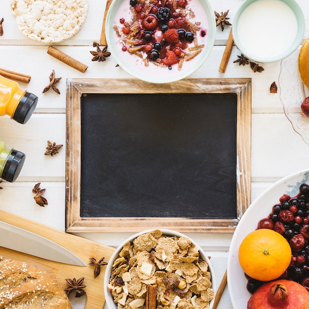 Kostenloses Foto frühstückszusammensetzung mit schiefer