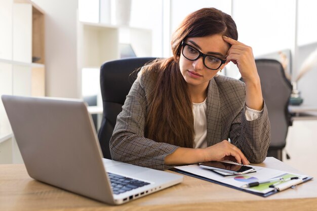 Frustrierte Geschäftsfrau am Schreibtisch mit Laptop