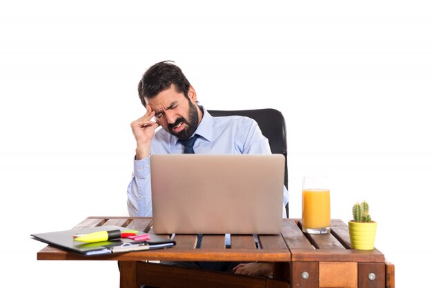 Frustrierter Geschäftsmann in seinem Büro