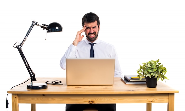 Kostenloses Foto frustrierter geschäftsmann in seinem büro