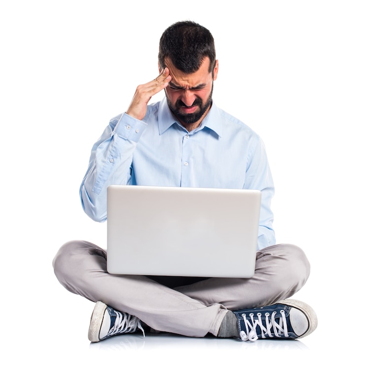 Kostenlose Foto frustrierter mann mit laptop