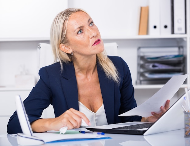 Frustrierter reifer Unternehmer im Büro