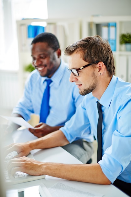 Kostenloses Foto führungskräfte, die spaß beim arbeiten