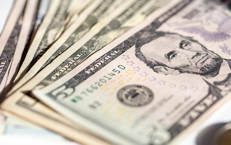 Kostenlose Foto fünf-dollar-scheine schließen weichzeichner