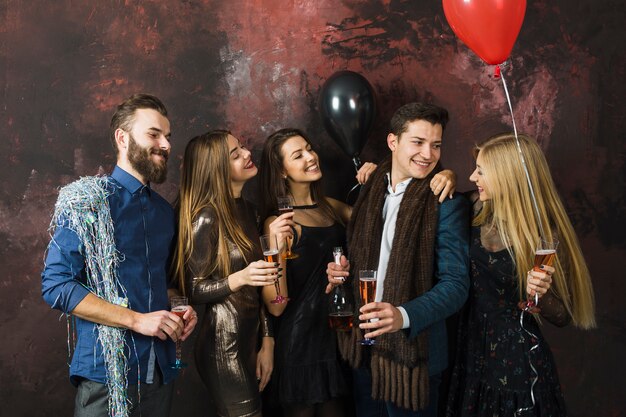 Fünf glückliche Freunde, die 2018 feiern