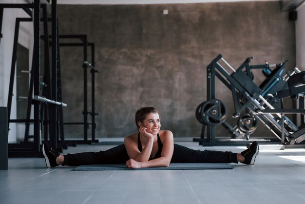 Für dieses Mädchen überhaupt nicht schwer. Foto der herrlichen blonden Frau im Fitnessstudio zu ihrer Wochenendzeit