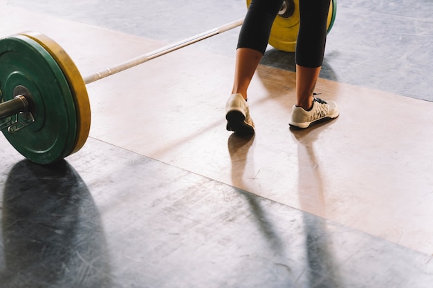 Kostenloses Foto füße der frau im fitnessstudio