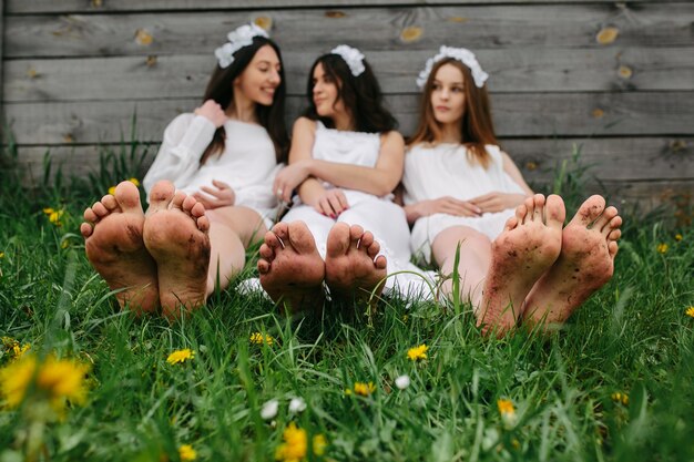 Füße der Frauen auf dem Rasen