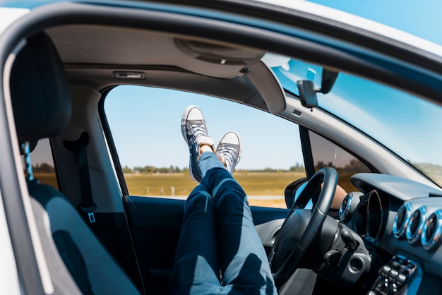Füße durch Fensterauto