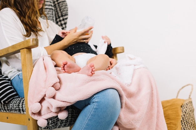 Fütterungsbaby der Erntemutter