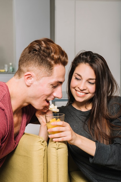 Kostenloses Foto fütterungsmann der frau mit früchten