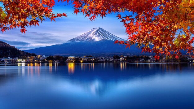 Fuji Berg und Kawaguchiko See am Morgen, Herbstsaison Fuji Berg bei Yamanachi in Japan.