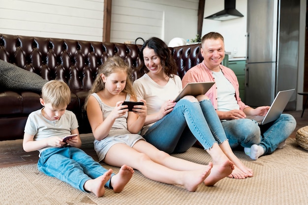 Full shot familie auf dem boden liegen