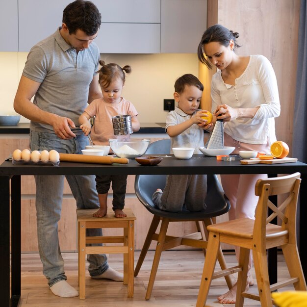 Full Shot Familie, die Essen zubereitet