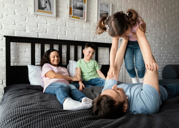 Full Shot Familie, die Spaß hat