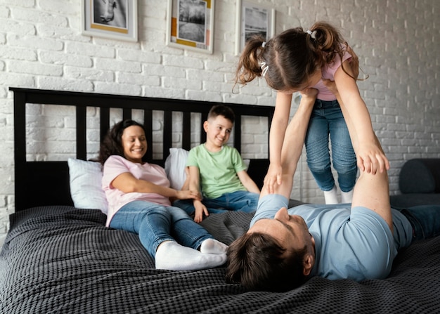 Full Shot Familie, die Spaß hat