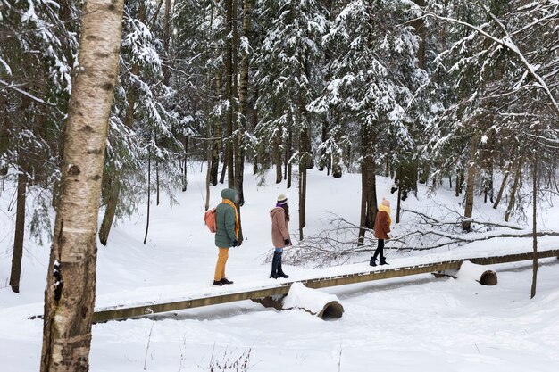 Full Shot Familie in der Natur