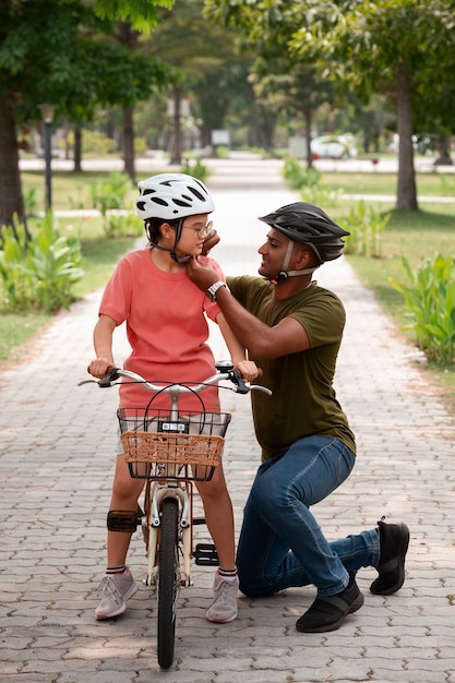 Full-Shot-Familie Radfahren im Freien