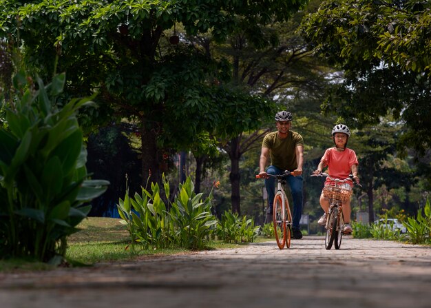 Full-Shot-Familie Radfahren im Freien