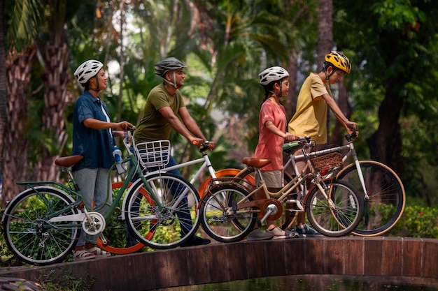 Full-Shot-Familie Radfahren im Freien