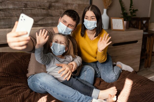 Full Shot Familie trägt Masken