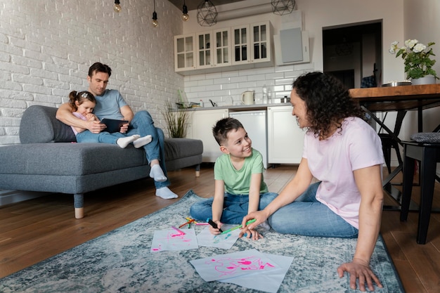 Full Shot Familie verbringt Zeit miteinander