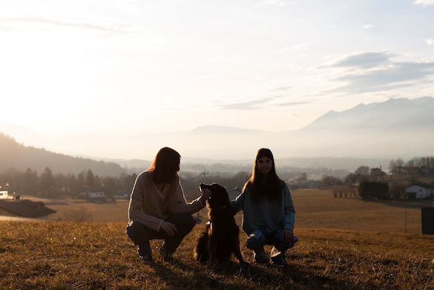 Kostenloses Foto full-shot-familiensilhouette in der natur