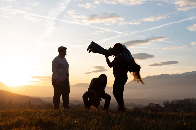 Full-Shot-Familiensilhouette in der Natur