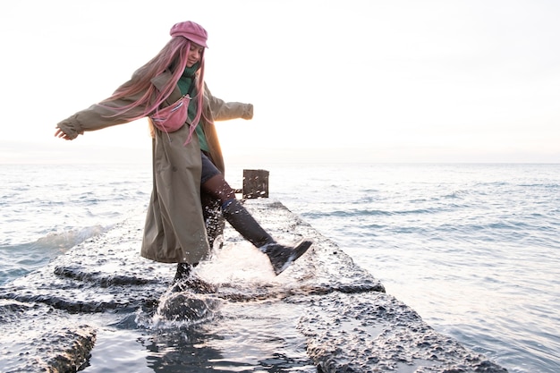 Full Shot Frau am Meer