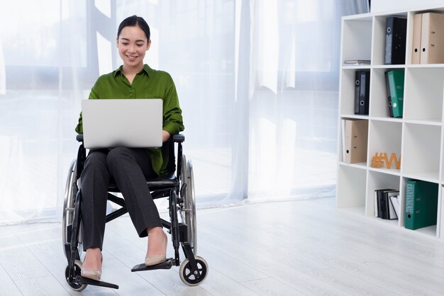 Full Shot Frau arbeitet am Laptop