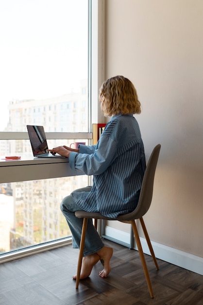 Full Shot Frau arbeitet am Laptop