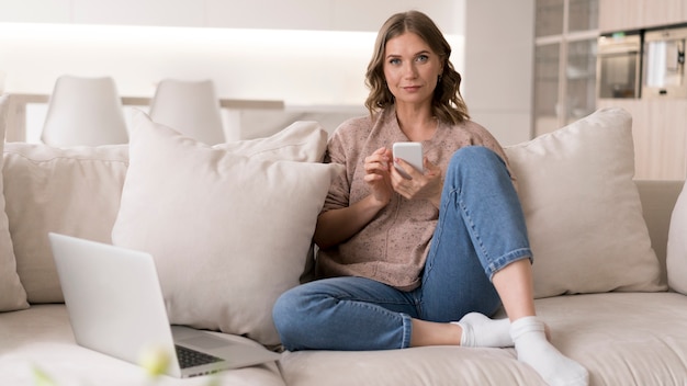 Full Shot Frau auf dem Sofa