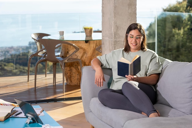 Full Shot Frau auf der Couch lesen