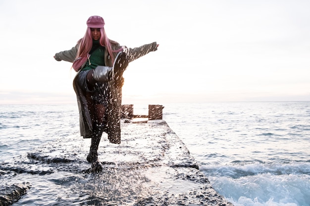 Full Shot Frau, die Spaß am Meer hat