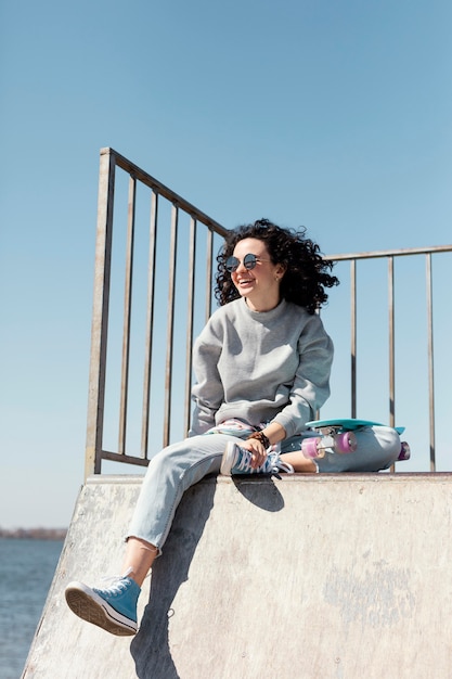 Full Shot Frau mit Penny Board