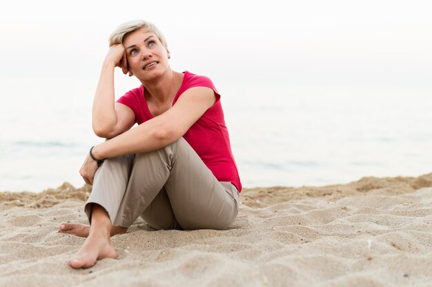 Full Shot Frau posiert am Strand