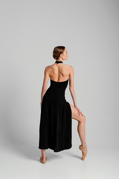 Full Shot Frau posiert im Kleid