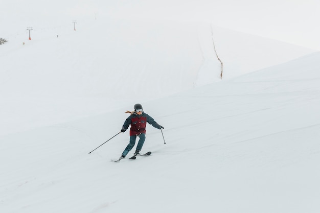 Kostenloses Foto full shot frau skifahren