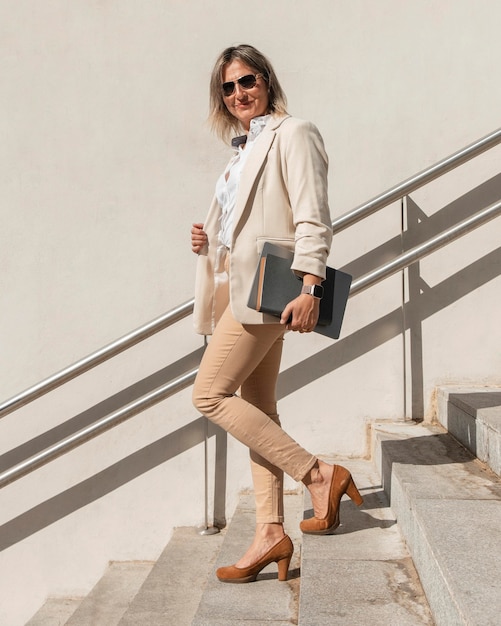 Full Shot Frau steigt die Treppe hinunter