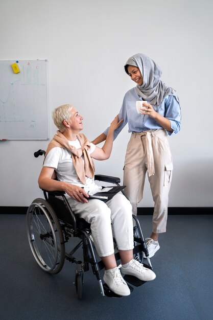 Full Shot Frauen bei der Arbeit Inklusivitätskonzept