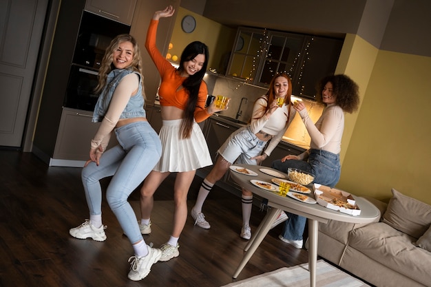 Full Shot Frauen, die auf der Party twerken