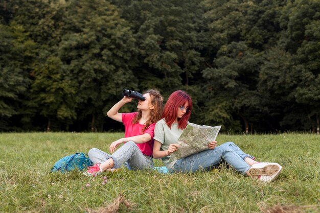 Full Shot Frauen mit Fernglas und Karte