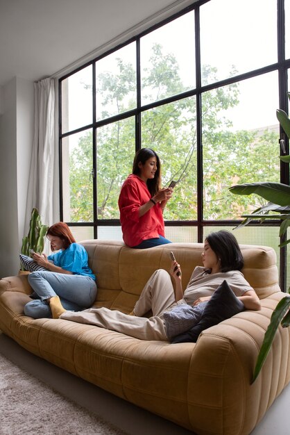 Full Shot Frauen mit Smartphones